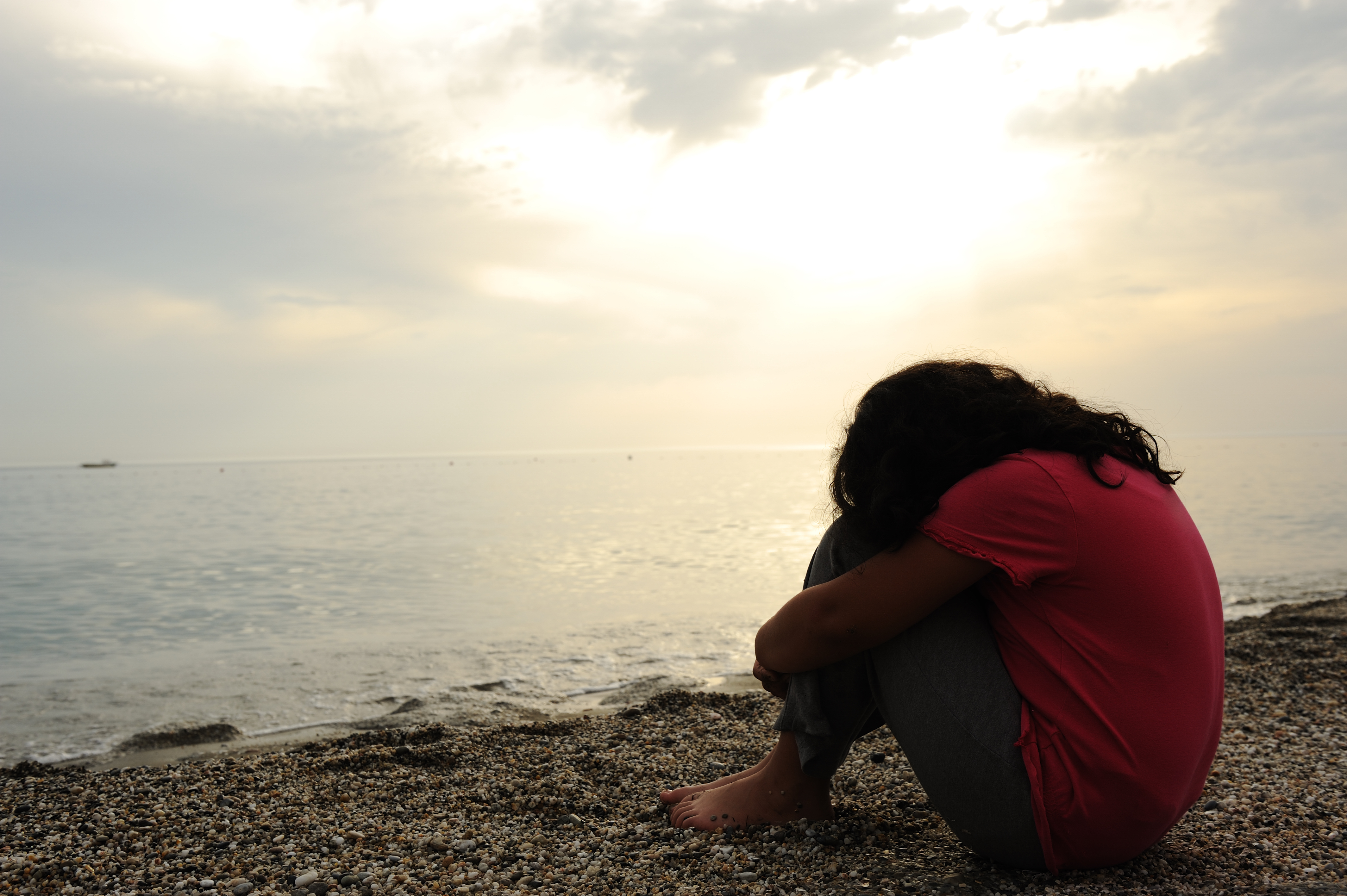 Жизнь незамужней женщины. Одинокая девушка. Одинокая грустная девушка. Одинокая девушка у моря. Девушка на берегу моря.